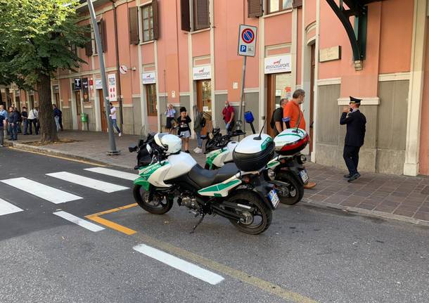 Salvini a Saronno, la contestazione degli anarchici davanti alla stazione