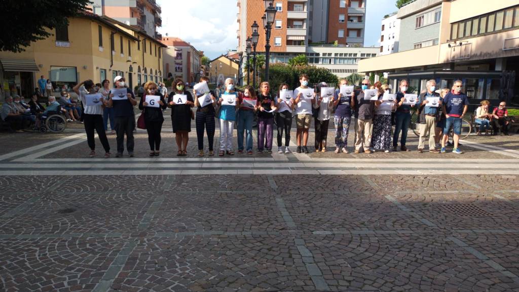 Salvini a Saronno, la contestazione degli anarchici davanti alla stazione