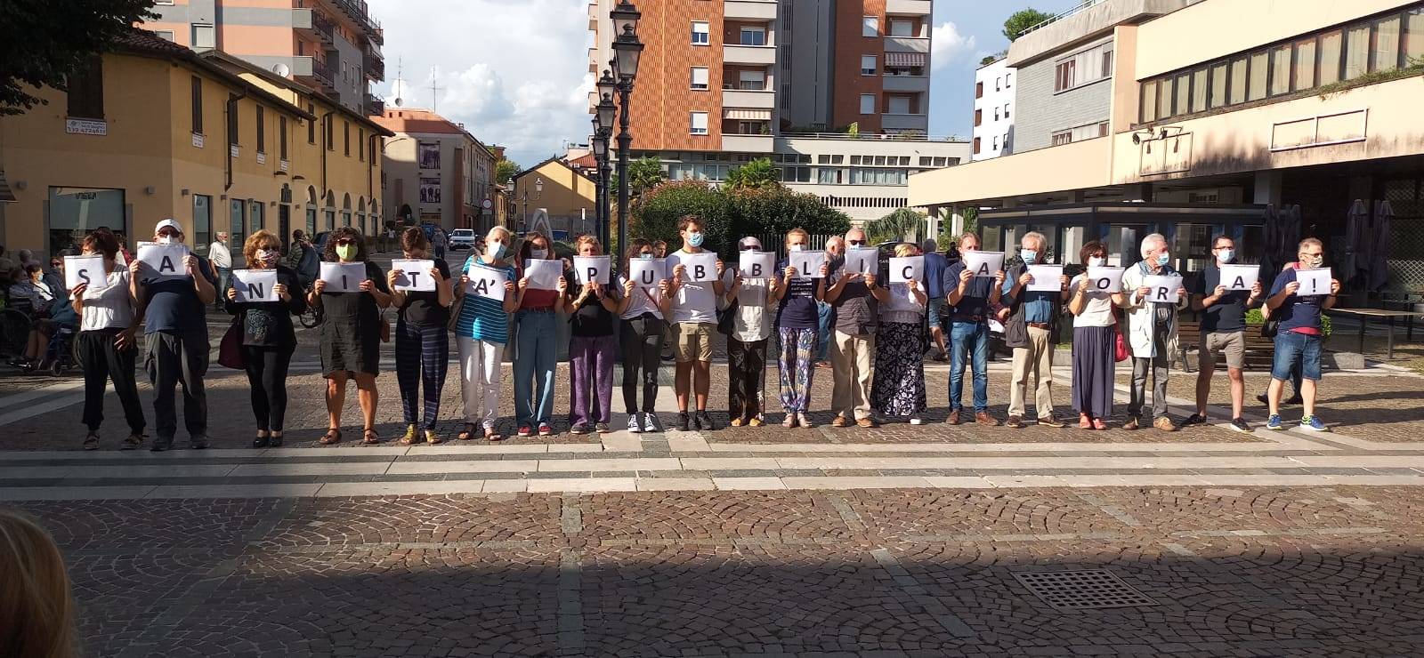 Salvini a Saronno, la contestazione degli anarchici davanti alla stazione