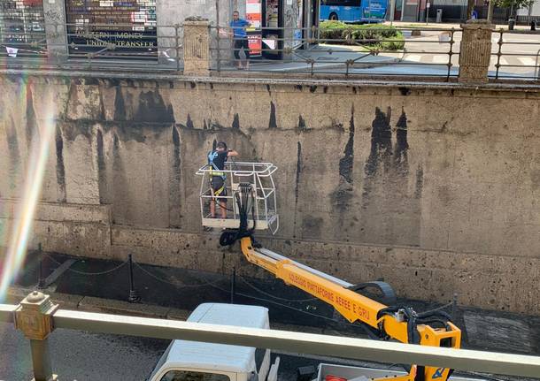 Saronno, lavori di pulizia in corso al sottopasso di via I° Maggio