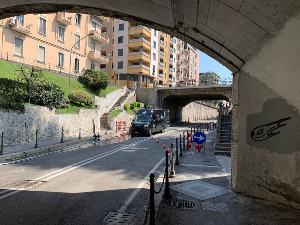 Saronno, lavori di pulizia in corso al sottopasso di via I° Maggio