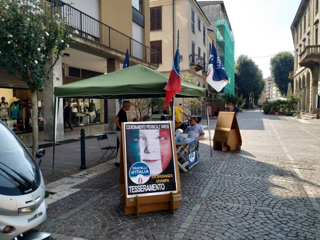 Saronno, pomeriggio di gazebo e raccolta firme per Movimento 5 Stelle e Fratelli d'Italia