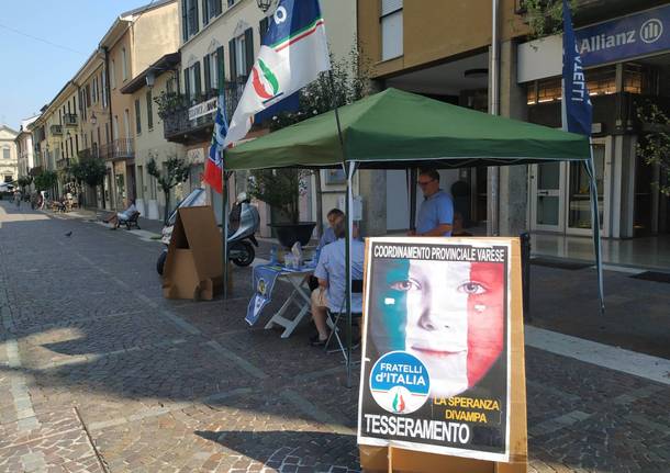 Saronno, pomeriggio di gazebo e raccolta firme per Movimento 5 Stelle e Fratelli d'Italia