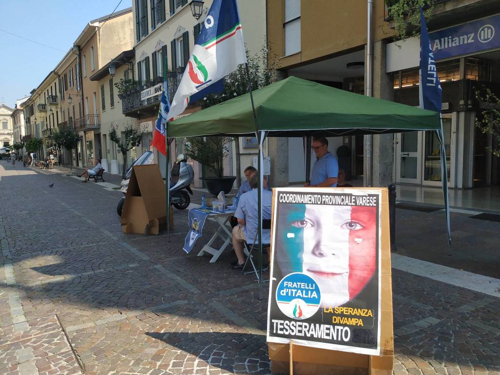 Saronno, pomeriggio di gazebo e raccolta firme per Movimento 5 Stelle e Fratelli d'Italia