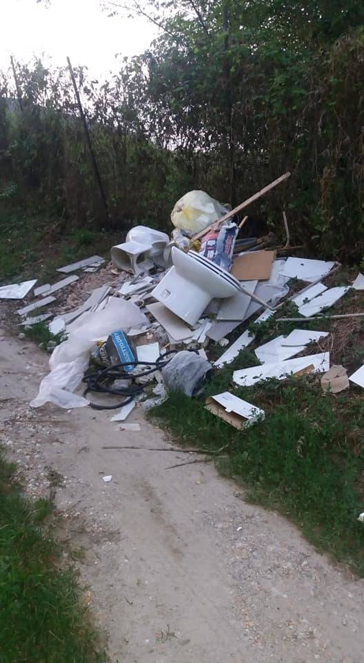 Saronno, rifiuti abbandonati a cielo aperto 