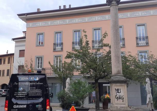 Saronno, riqualificazione e rimozione graffiti all'obelisco di piazza Portici