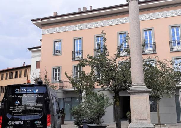 Saronno, riqualificazione e rimozione graffiti all’obelisco di piazza Portici