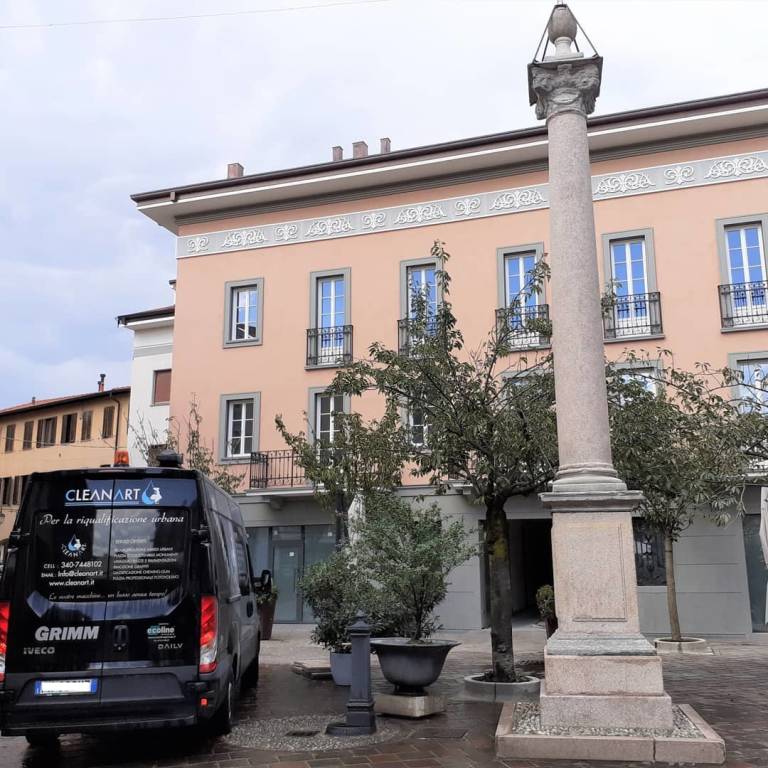Saronno, riqualificazione e rimozione graffiti all'obelisco di piazza Portici