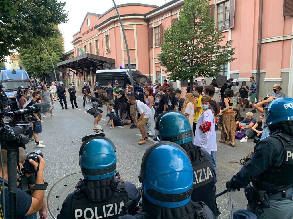 Telos collettivo adespota manifestazione saronno