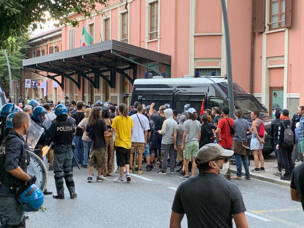 Telos collettivo adespota manifestazione saronno