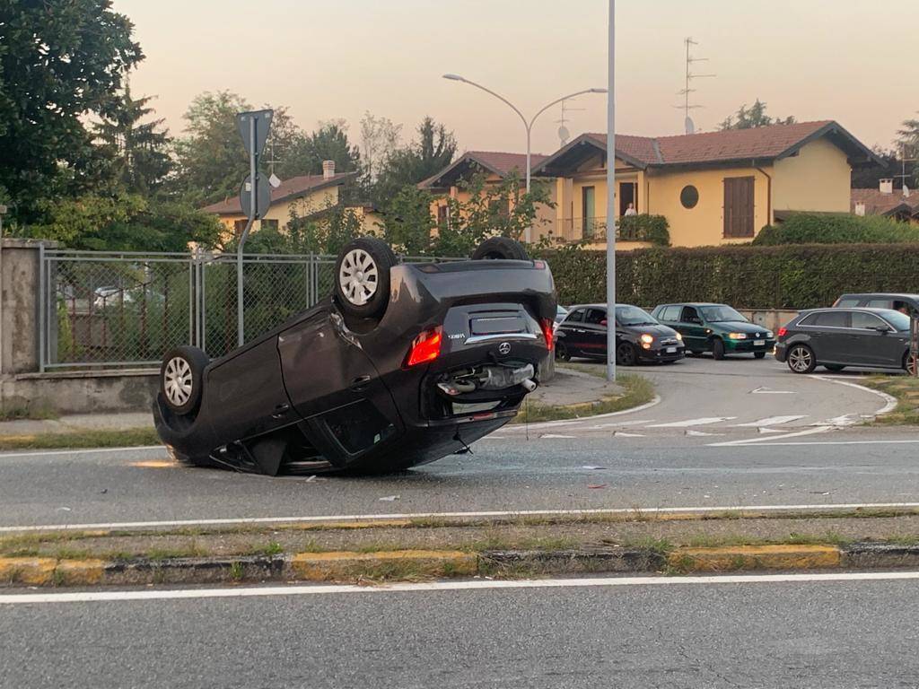 auto ribaltata gallarate 