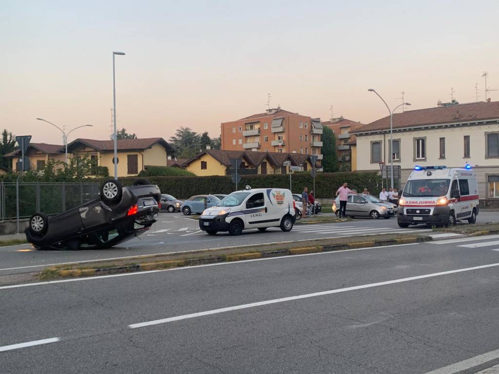 auto ribaltata gallarate 