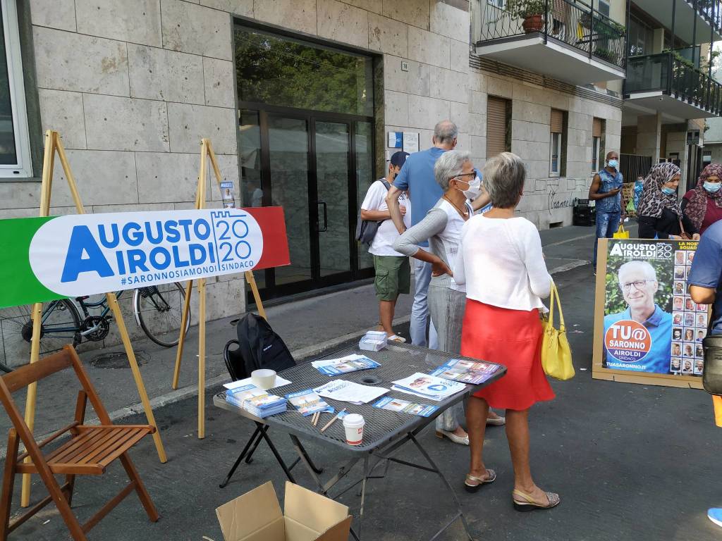 Banchetti e gazebi al mercato di Saronno nell'ultima settimana di campagna elettorale