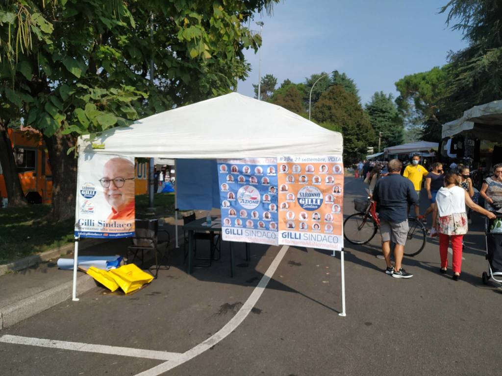 Banchetti e gazebi al mercato di Saronno nell'ultima settimana di campagna elettorale
