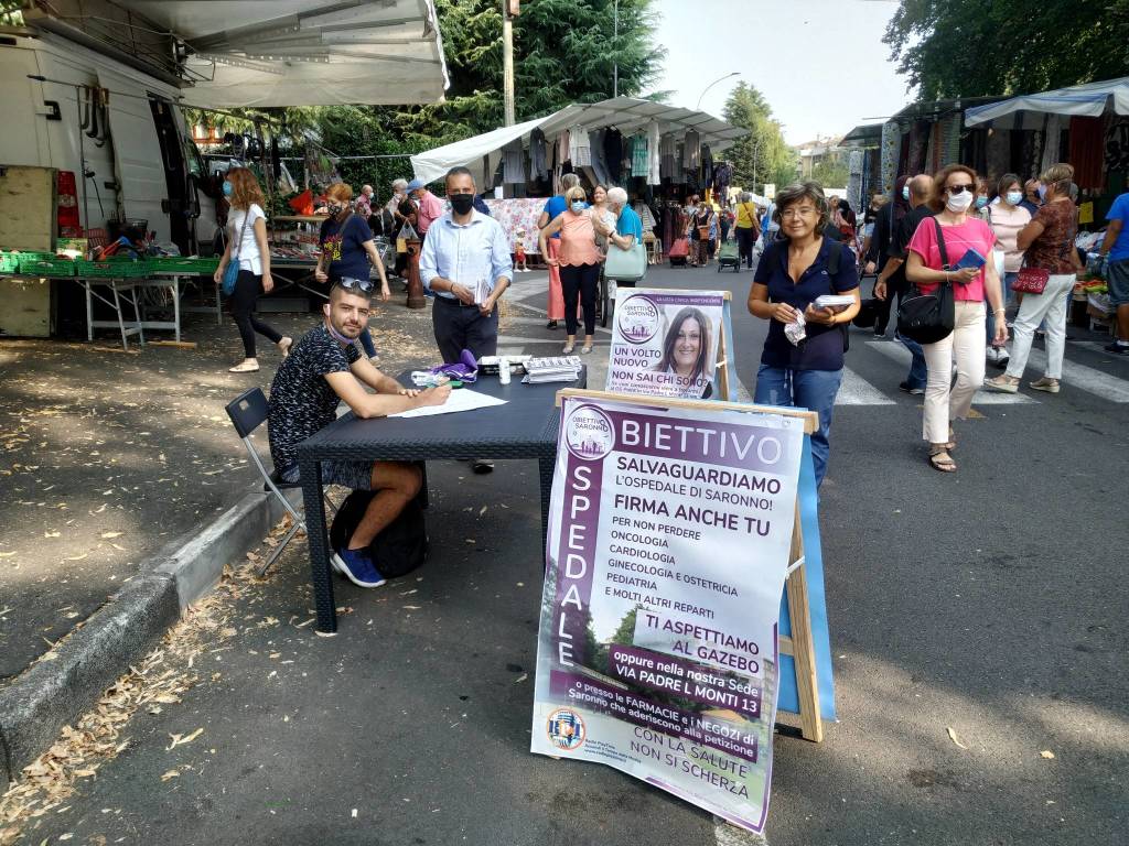 Banchetti e gazebi al mercato di Saronno nell'ultima settimana di campagna elettorale
