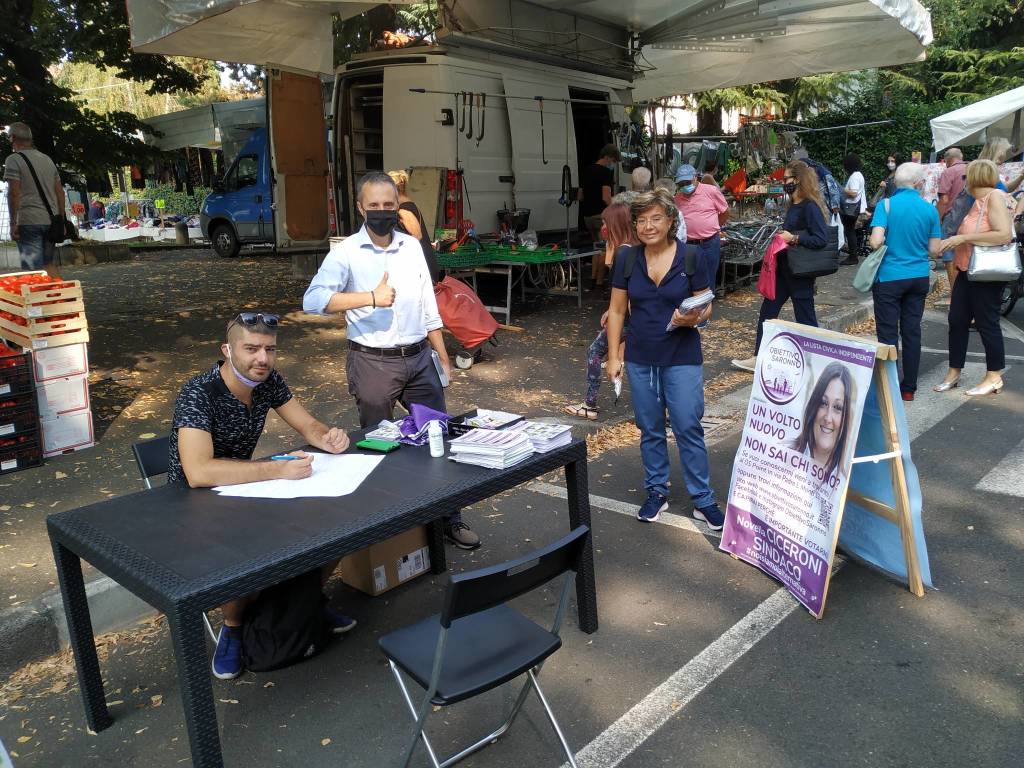 Banchetti e gazebi al mercato di Saronno nell'ultima settimana di campagna elettorale