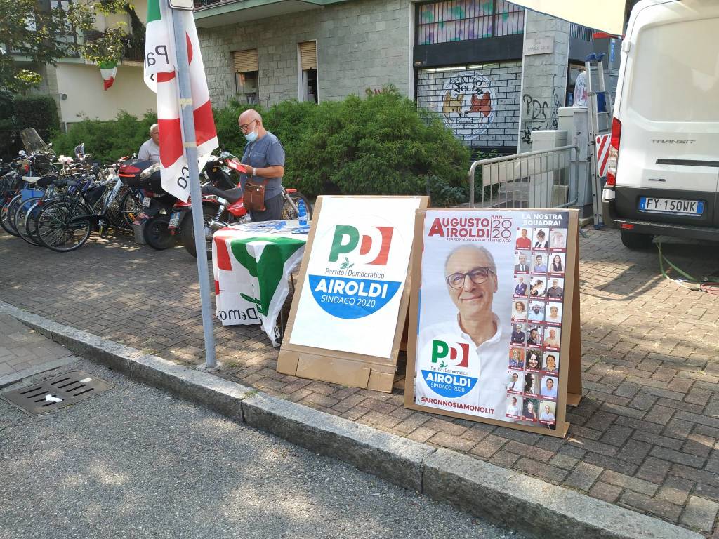 Banchetti e gazebi al mercato di Saronno nell'ultima settimana di campagna elettorale