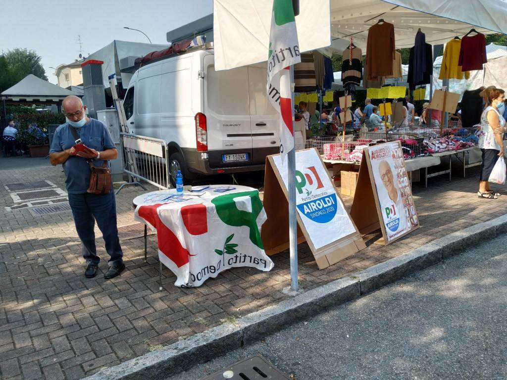 Banchetti e gazebi al mercato di Saronno nell'ultima settimana di campagna elettorale