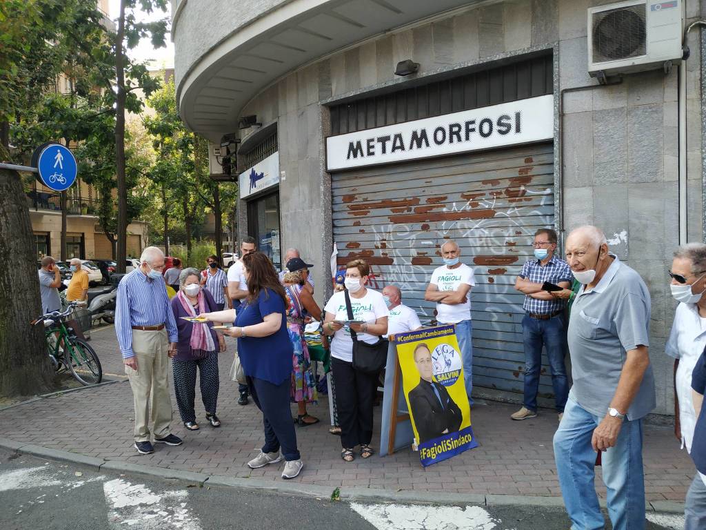 Banchetti e gazebi al mercato di Saronno nell'ultima settimana di campagna elettorale