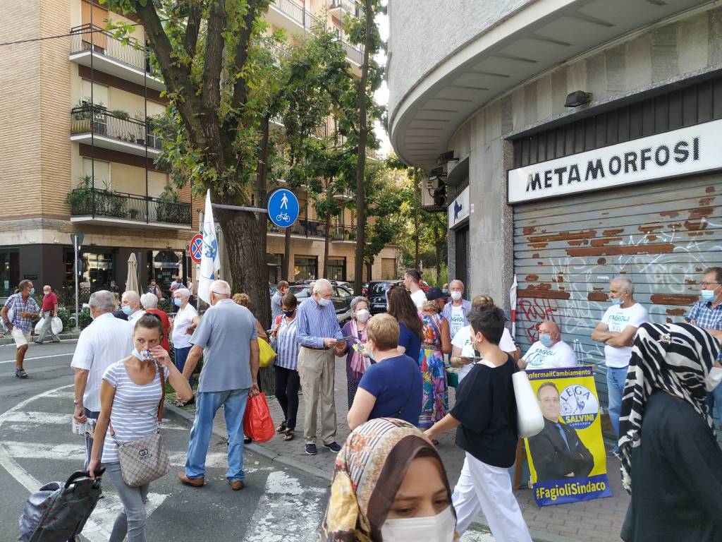 Banchetti e gazebi al mercato di Saronno nell'ultima settimana di campagna elettorale