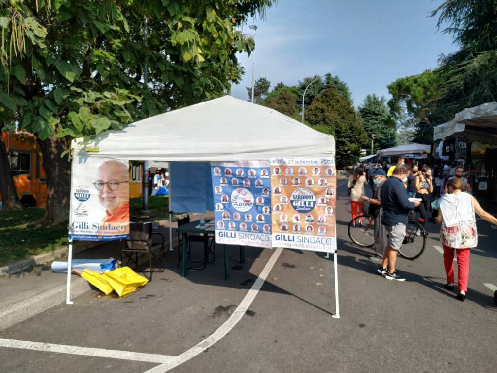 Banchetti e gazebi al mercato di Saronno nell'ultima settimana di campagna elettorale