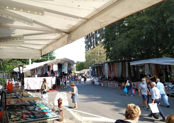 Banchetti e gazebi al mercato di Saronno nell'ultima settimana di campagna elettorale