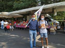 Banchetti e gazebi al mercato di Saronno nell'ultima settimana di campagna elettorale