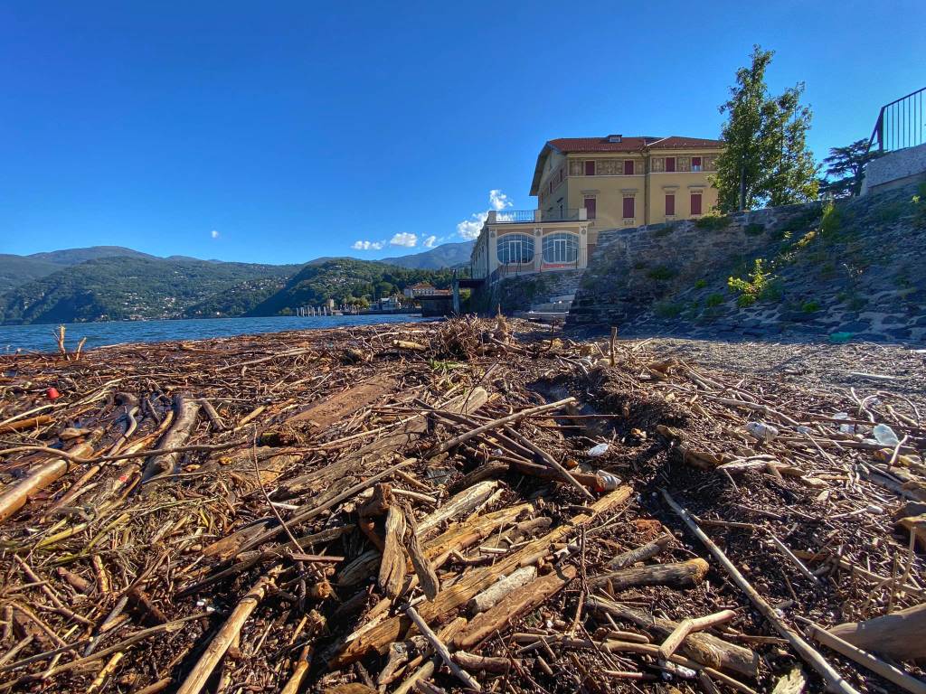 La \"marea\" su alberi e legname sul Lago Maggiore