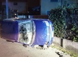 Auto fuori strada, devastata recinzione a Gallarate