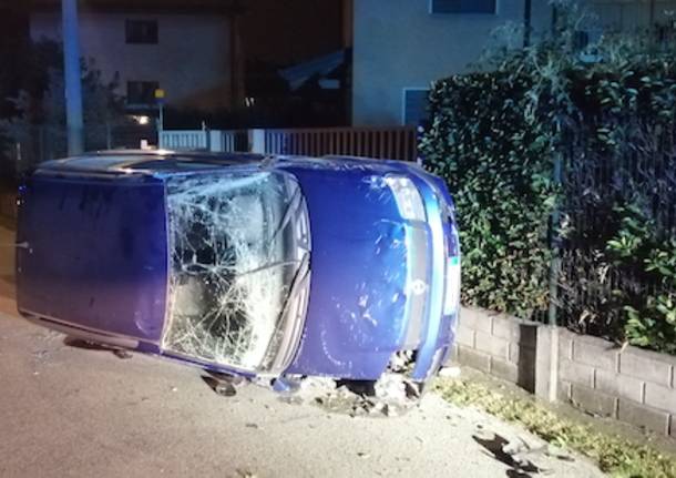 Auto fuori strada, devastata recinzione a Gallarate