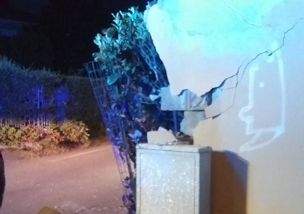 Auto fuori strada, devastata recinzione a Gallarate