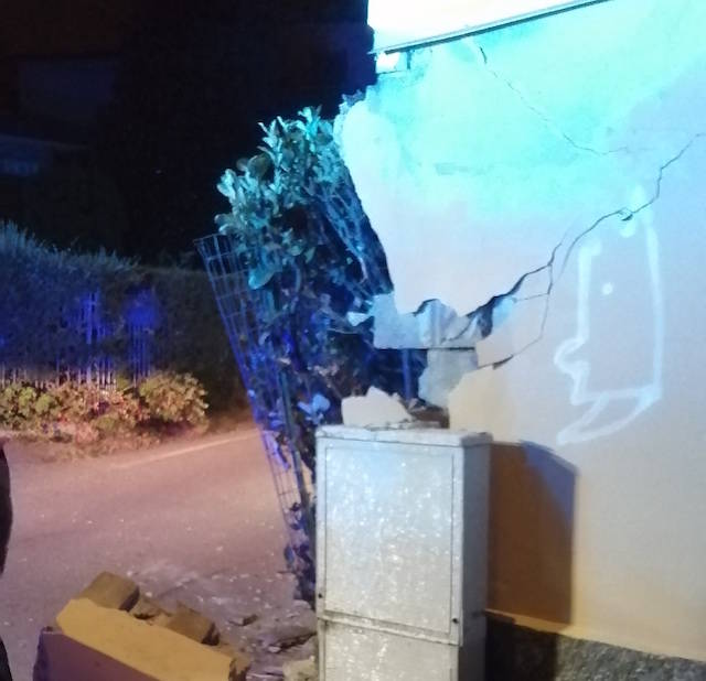 Auto fuori strada, devastata recinzione a Gallarate