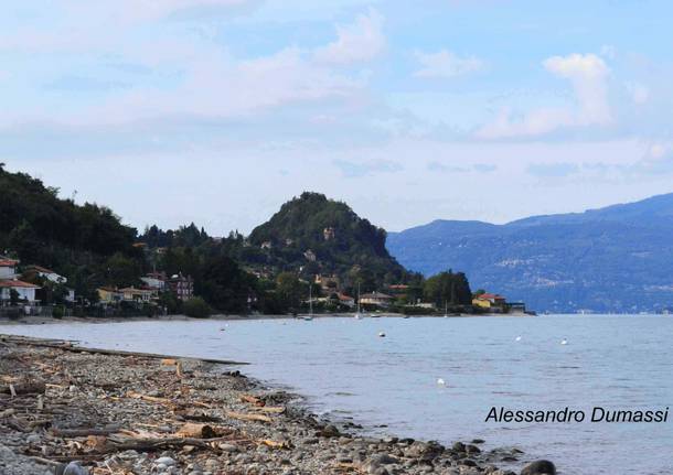 La rocca di Caldè dalla spiaggia di Monte Sole