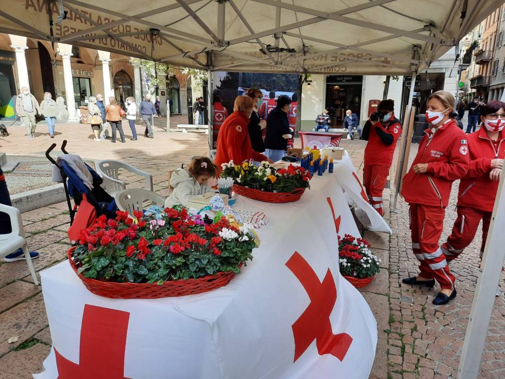 Croce Rossa in piazza per il mercatino d'autunno