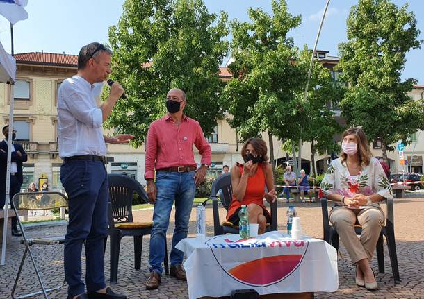 Elezioni a Parabiago, il ministro Bonetti in piazza per Eleonora Pradal