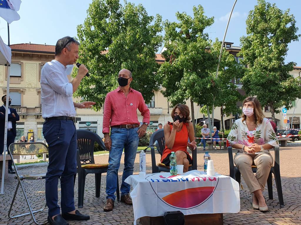 Elezioni a Parabiago, il ministro Bonetti in piazza per Eleonora Pradal