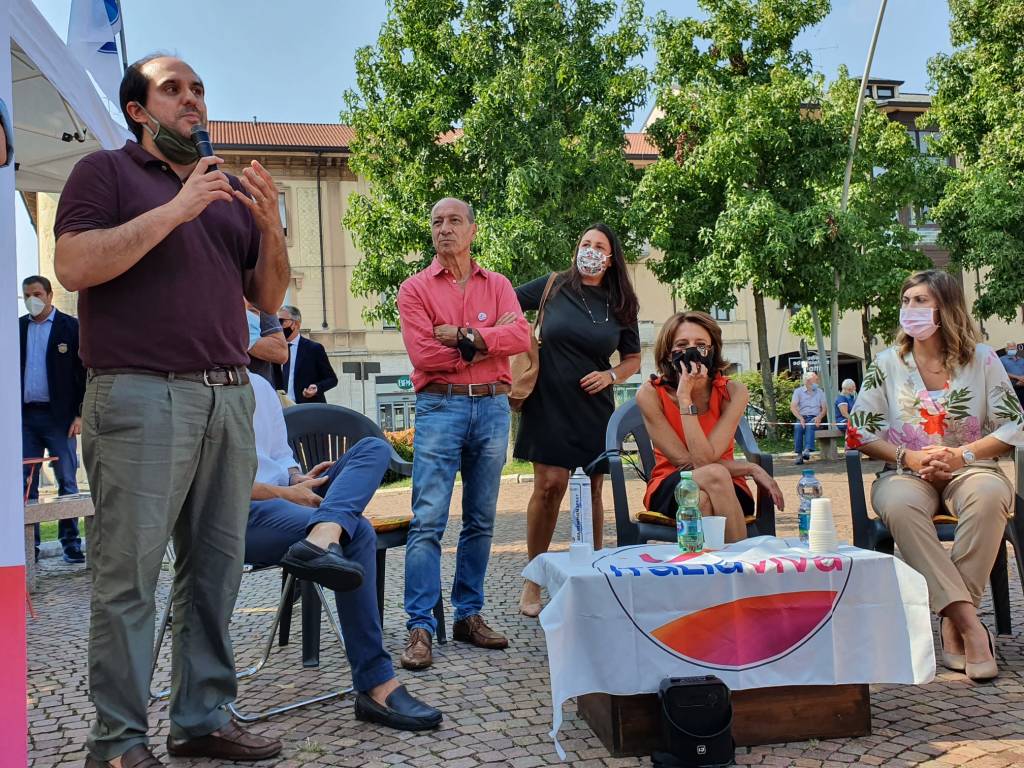 Elezioni a Parabiago, il ministro Bonetti in piazza per Eleonora Pradal