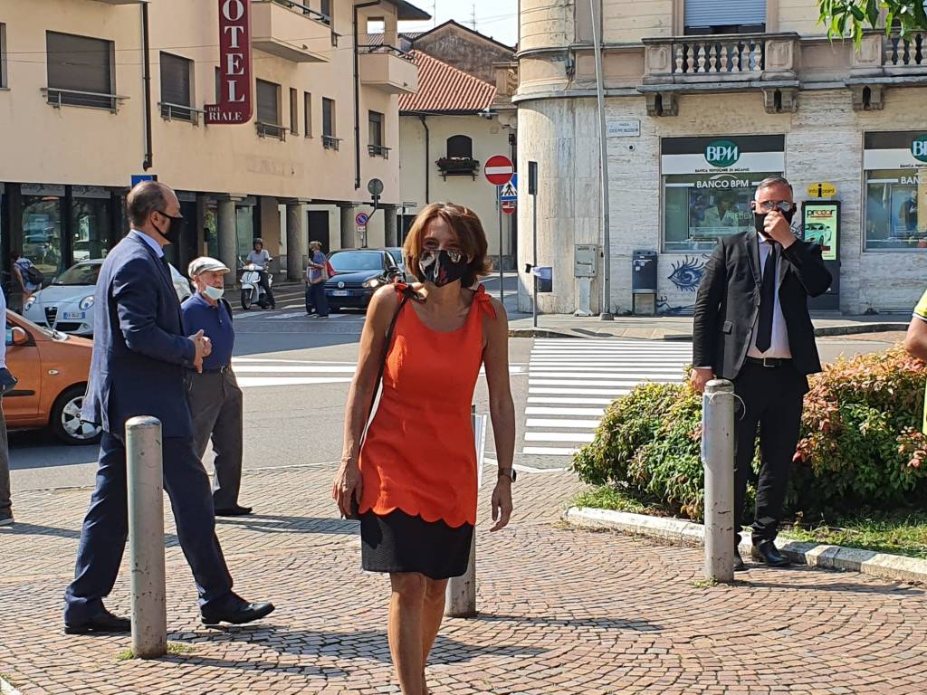 Elezioni a Parabiago, il ministro Bonetti in piazza per Eleonora Pradal