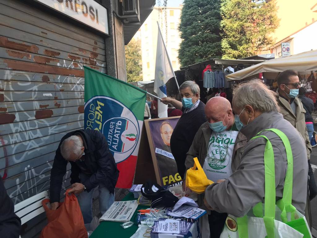 Fagioli e Airoldi, campagna elettorale al mercato