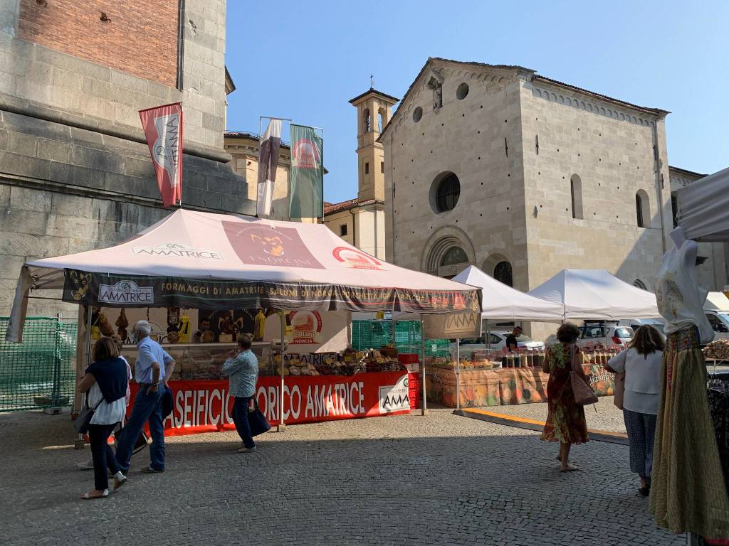 Fiera e Mercatino riempiono i dintorni di piazza Monte Grappa