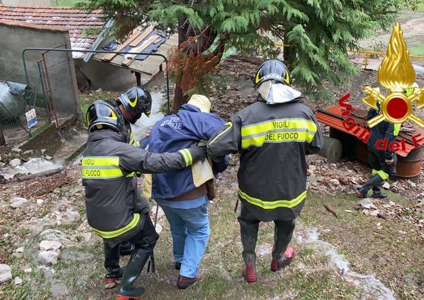 Castelveccana, i Vigili del Fuoco salvano una coppia di anziani