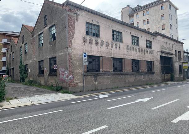 In via Carcano demoliscono anche il secondo rudere industriale, la ex Traferri