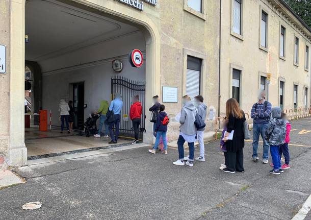 in coda fuori dall'ambulatorio tamponi