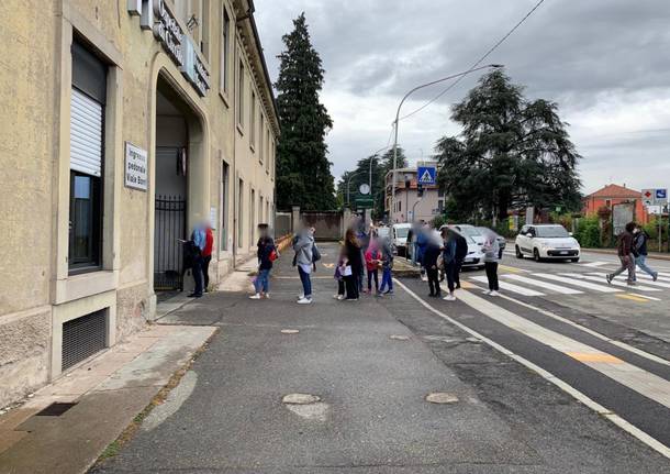 in coda fuori dall'ambulatorio tamponi