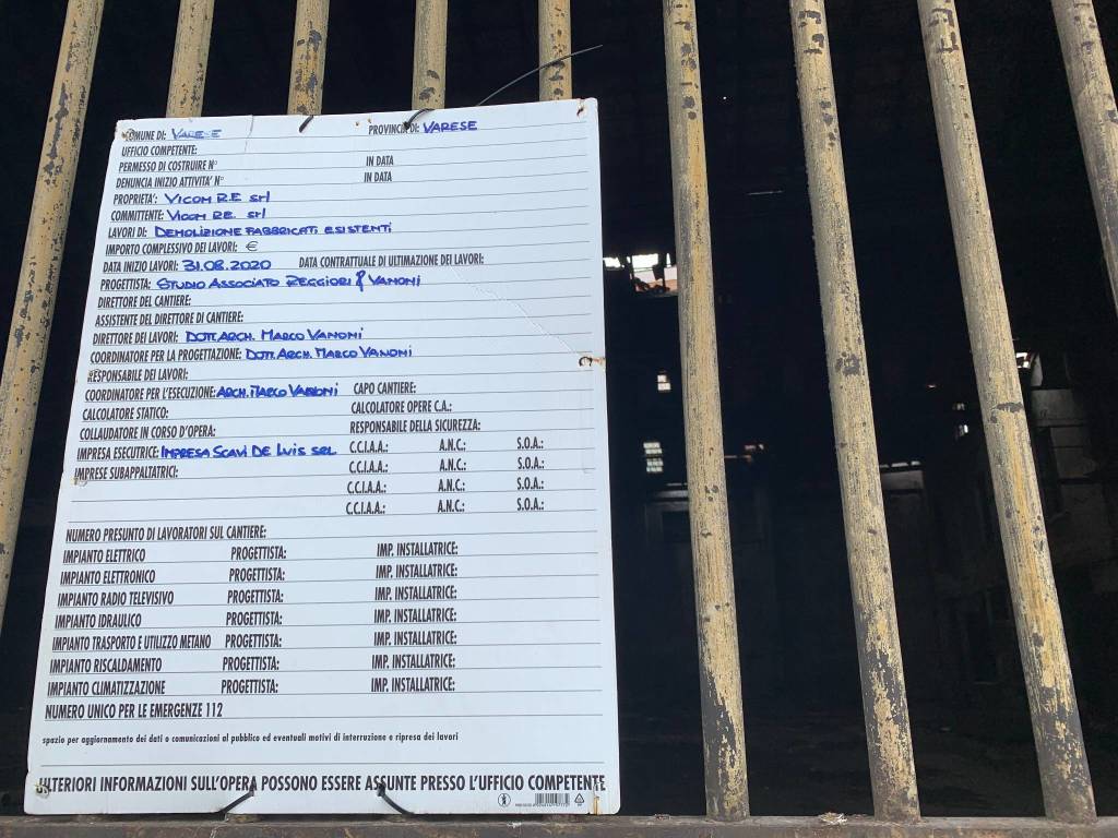 In via Carcano si demolisce l'ultima industria rudere