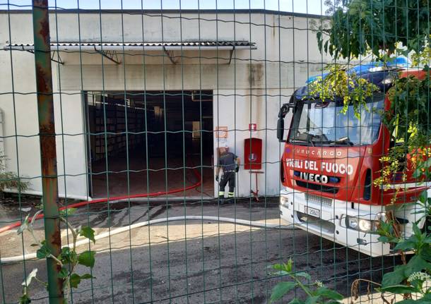 Incendio a Caronno Pertusella, a fuoco un capannone dismesso