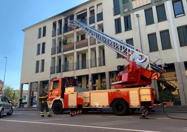 incendio busto arsizio vigili del fuoco autoscala