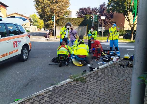 Incidente tra un’auto e una moto: grave giovane di 23 anni