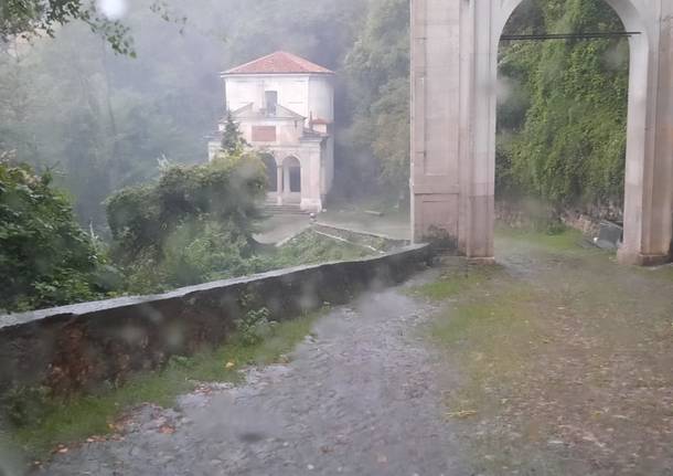 Varese, la via Sacra sotto il diluvio