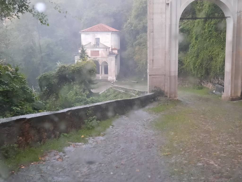 La via sacra sotto il diluvio